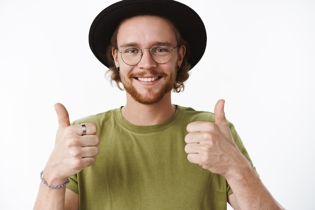 Foto gratuita expresivo pelirrojo barbudo con sombrero