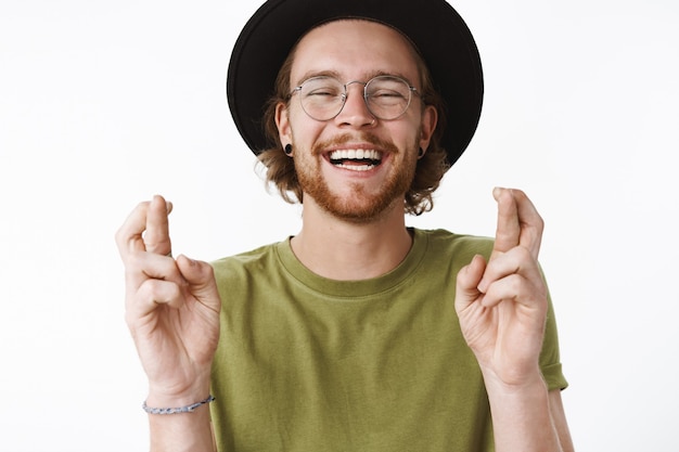 Foto gratuita expresivo pelirrojo barbudo con sombrero