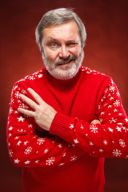 Foto gratuita el expresivo retrato de un hombre pouter