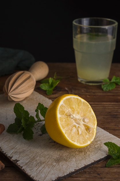 Exprimidor de limones y cítricos