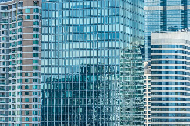 Exterior del edificio de negocios con fondo de ventana de vidrio