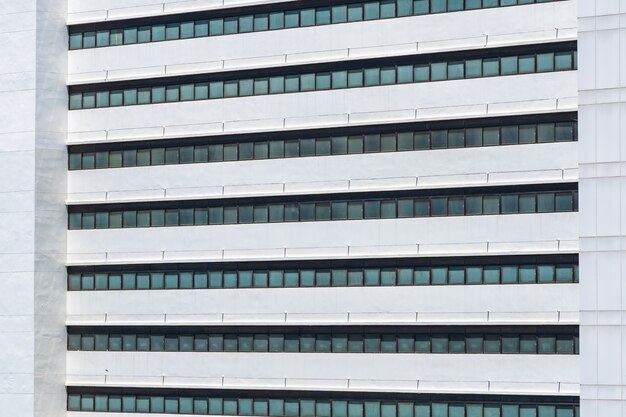 Exterior del edificio de negocios con patrón de ventana de vidrio