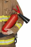 Foto gratuita extintor rojo en poder de un bombero anónimo