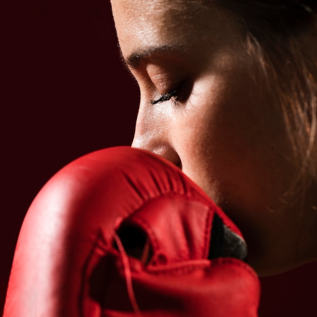 Foto gratuita extreme close-up retrato de una mujer con guantes de box