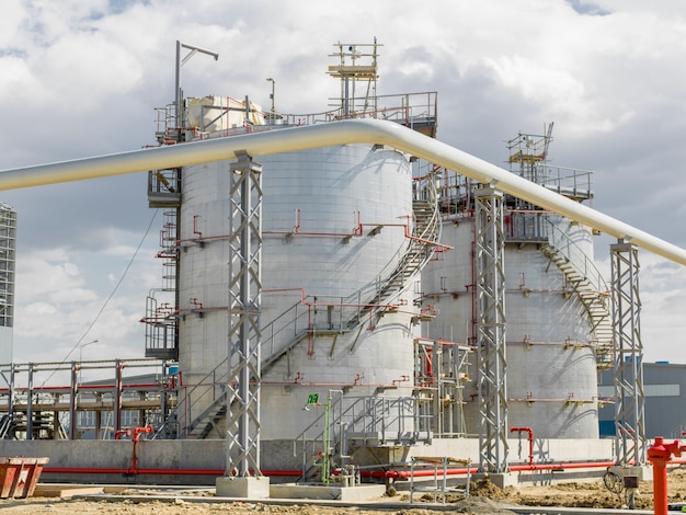 Fábrica de petróleo moderna en el territorio