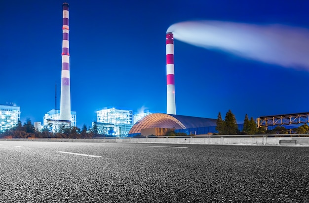 Foto gratuita fábrica con pila de humo contra el cielo por la noche