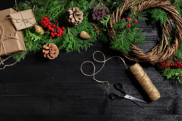 Fabricante de decoración navideña con sus propias manos. Corona de Navidad para las vacaciones. La celebración del año nuevo. Vista superior