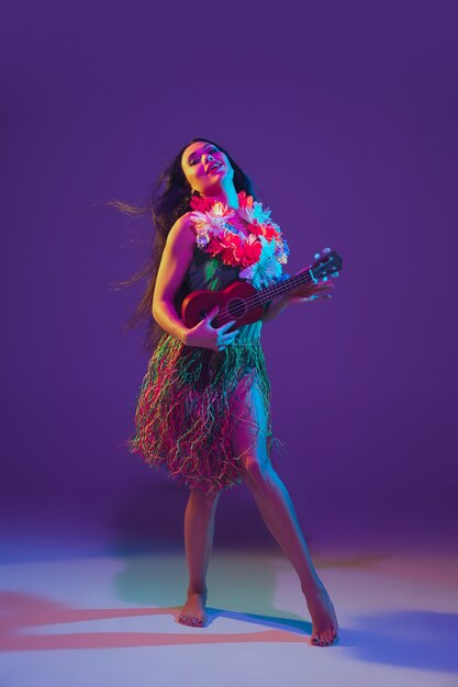 Fabulosa bailarina del Cinco de Mayo en púrpura con luz de neón