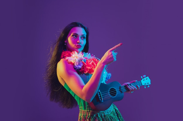 Foto gratuita fabulosa bailarina del cinco de mayo en púrpura con luz de neón