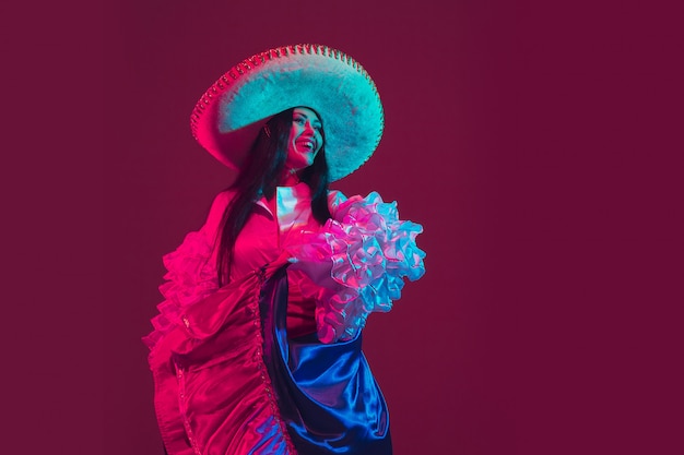 Foto gratuita fabulosa bailarina del cinco de mayo en púrpura con luz de neón