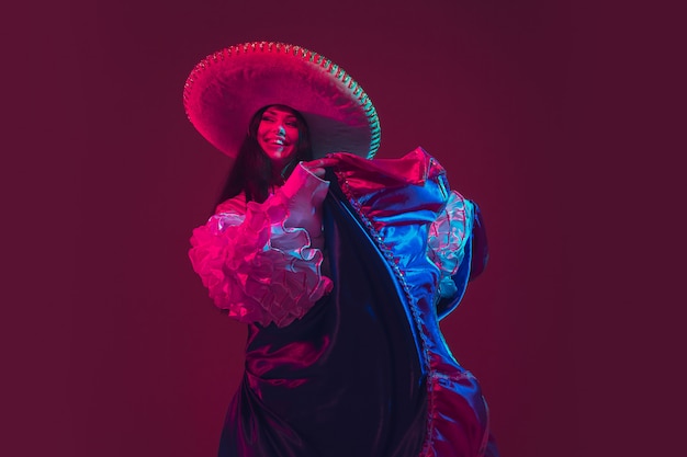 Fabulosa bailarina del Cinco de Mayo en púrpura con luz de neón