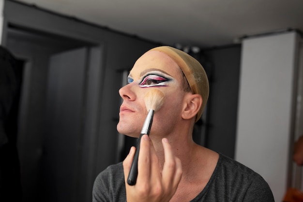 Fabulosa drag queen preparándose el maquillaje