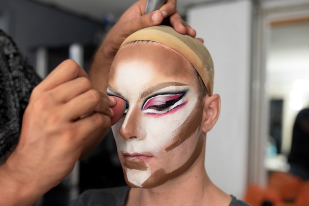 Fabulosa drag queen preparándose el maquillaje