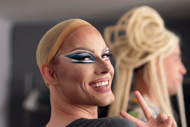 Foto gratuita fabulosa drag queen preparándose el maquillaje