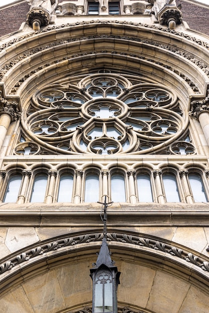 Fachada de una antigua iglesia de estilo gótico