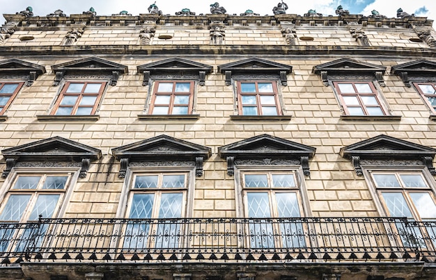 Foto gratuita fachada de un antiguo edificio arquitectónico