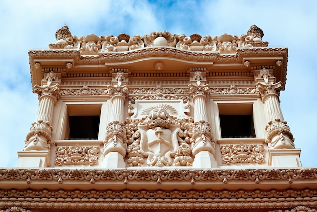 Fachada de un edificio antiguo de cerca