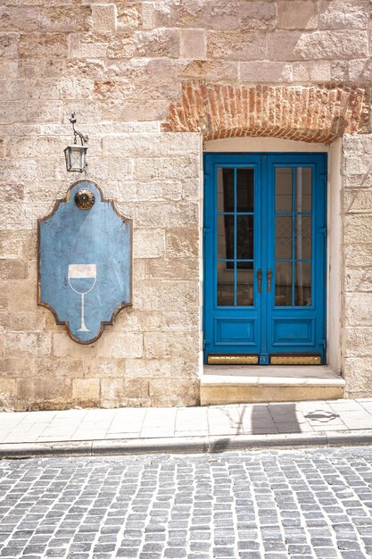 Fachada de un edificio antiguo con puertas azules