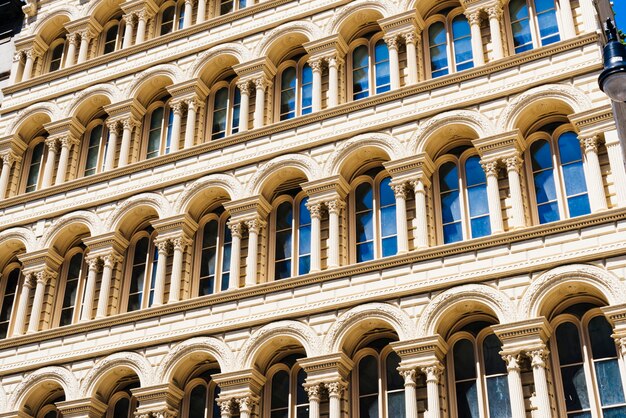 Fachada de edificio con arquitectura clásica.