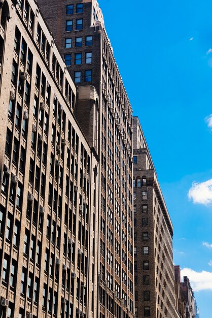 Fachada de edificio financiero de gran altura en un día soleado