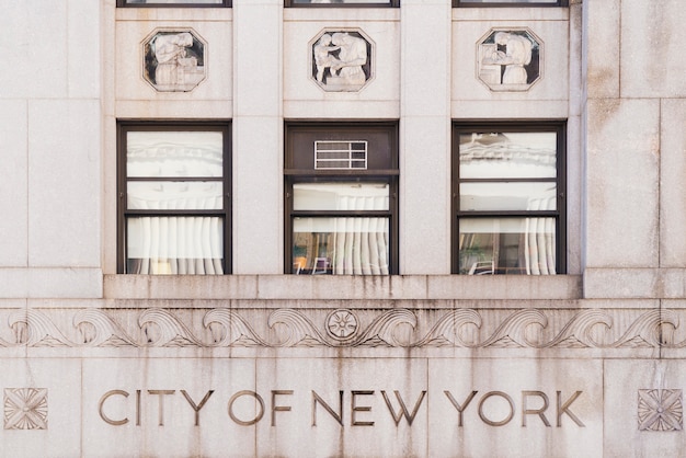 Foto gratuita fachada de edificio con texto de la ciudad de nueva york.