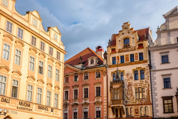 Una fachada de edificios decorada en el lado sur de la Plaza de la Ciudad Vieja (Staromestske Namesti). Praga, República Checa