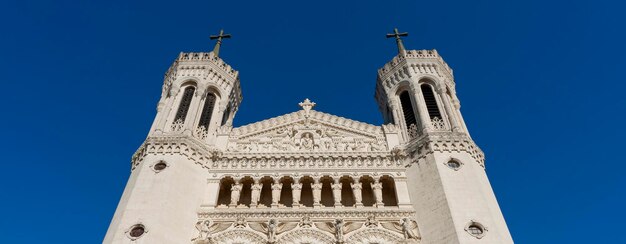 Fachada de la famosa basílica de Notredamedefourviere en Lyon