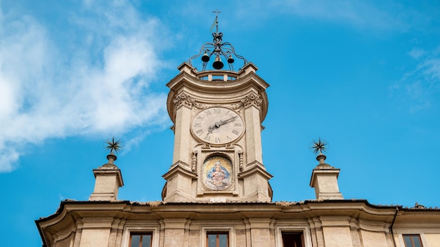 Fachada de la iglesia en Roma Italia