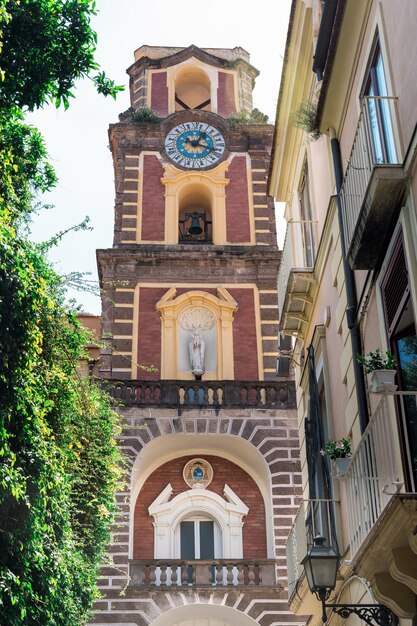 Fachada de la iglesia en Sorrento Italia