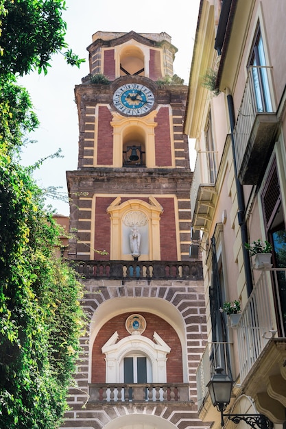 Fachada de la iglesia en Sorrento Italia