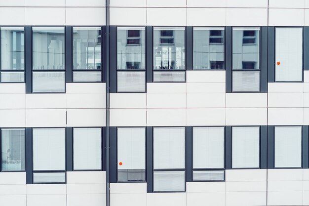 Fachada moderna del edificio de oficinas