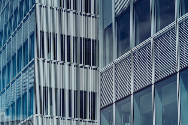 Fachada moderna del edificio de oficinas