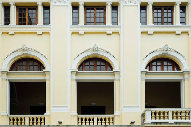 Fachada y ventana en estilo colonial en Bangkok, Tailandia