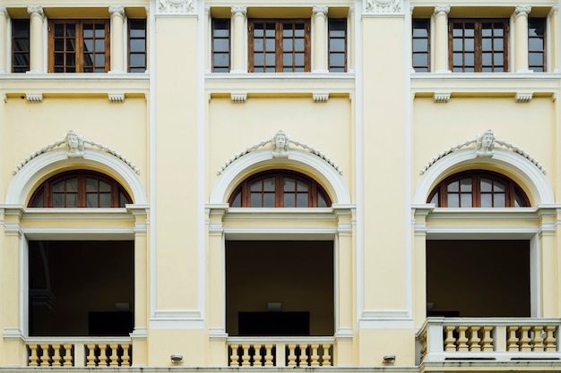 Fachada y ventana en estilo colonial en Bangkok, Tailandia