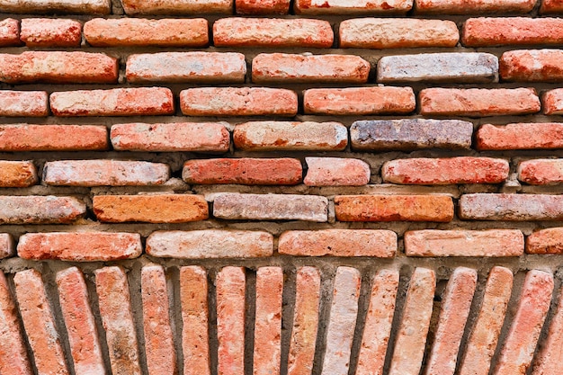 Foto gratuita fachadas de ladrillo de casas antiguas renovación de casas en ciudades antiguas la idea de un fondo o protector de pantalla del diseño de papel tapiz de ladrillo viejo rojo para apartamentos tipo loft