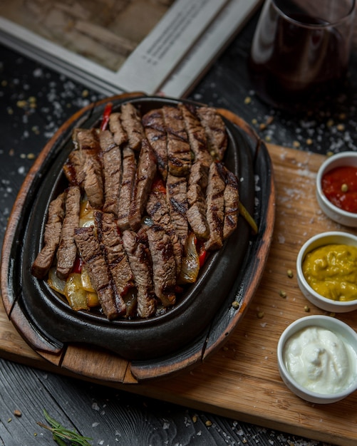 Fajitas de res en estilo mexicano dentro de una sartén