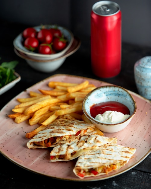 Fajitos de pollo y papas fritas