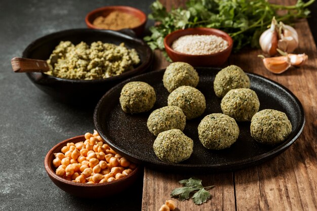 Falafel y garbanzos de alto ángulo