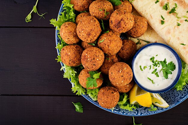 Falafel, hummus y pita. Platos de oriente medio o árabe. Comida halal. Vista superior. Copia espacio