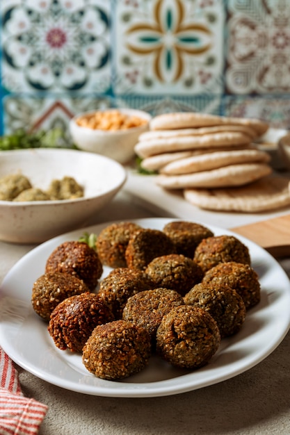 Falafel sabroso de alto ángulo en placa