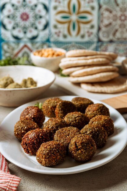 Falafel sabroso de alto ángulo en placa