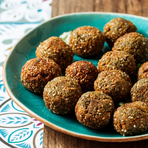 Falafel sabroso de alto ángulo en placa