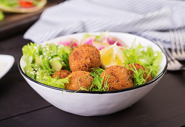 Falafel y verduras frescas. Tazón de Buda. Platos de oriente medio o árabe