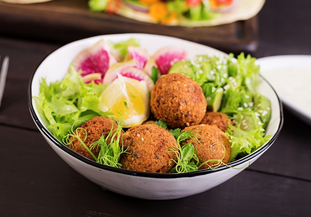 Falafel y verduras frescas. Tazón de Buda. Platos de oriente medio o árabe