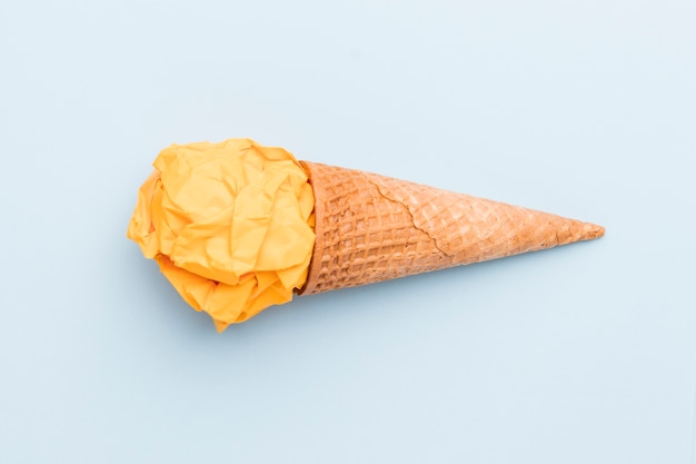 Foto gratuita falso helado amarillo en cono de azúcar.