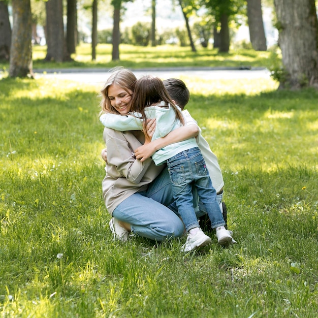 Foto gratuita familia abrazándose en el parque