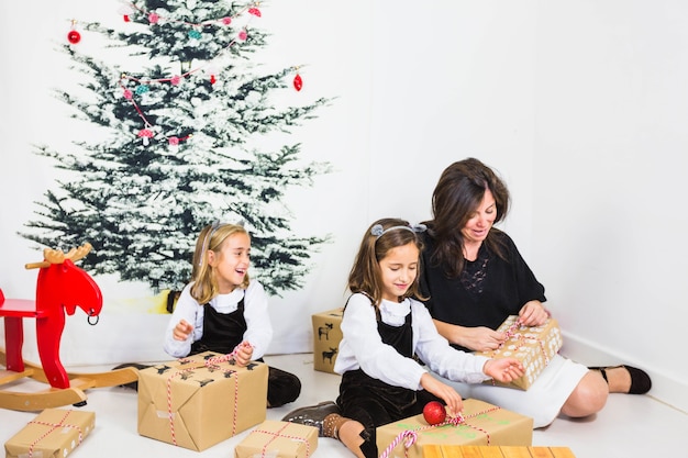 Familia abriendo cajas de regalo