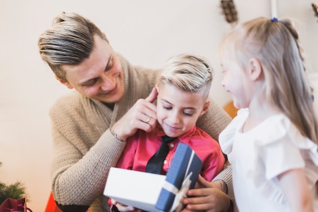 Familia abriendo regalos