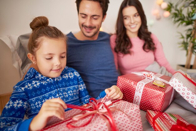 Familia acostada en la cama en la mañana de Navidad