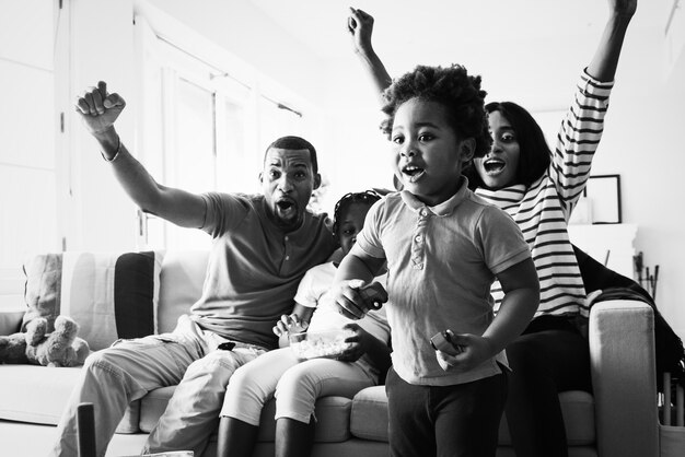 Familia africana pasar tiempo juntos